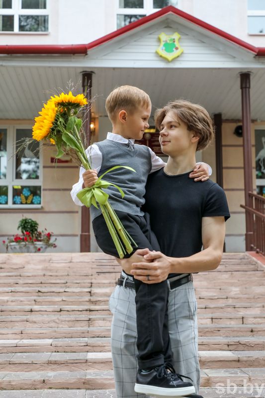 «В школе круто, тебе понравится». История о том, как старший брат пошел в 11-й класс, а младший – в 1-й