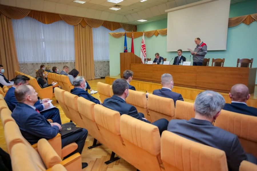 Жилье для заводчан, экология и инфраструктура — глава города В. Кухарев ответил на вопросы работников МТЗ