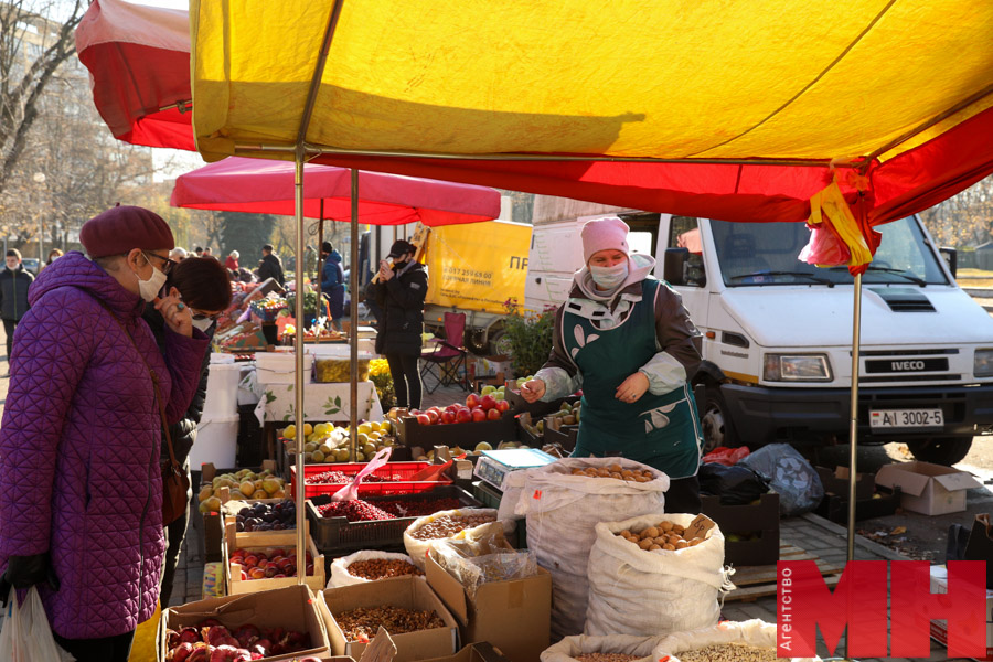 Мед, яблоки и чеснок. Какими еще витаминами запасаются минчане на ярмарке в Партизанском районе