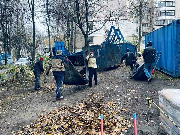 В рамках проведения месячника по уборке и благоустройству выполнялись работы по выгребанию опавшей листвы и посадке древесно-кустарниковых растений. 