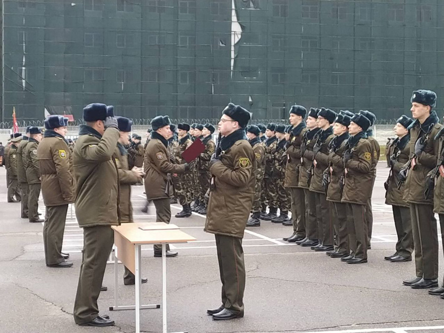 Сегодня в соединениях и воинских частях Вооруженных Сил Беларуси новое пополнение принимает Военную присягу