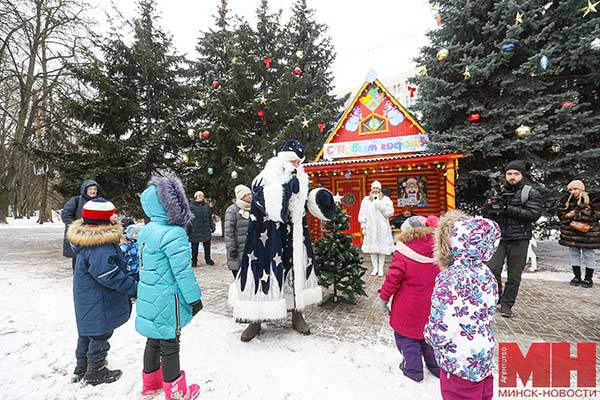 «А где мои подарки?» Дед Мороз заселился в свой домик в парке Горького и принял первых гостей