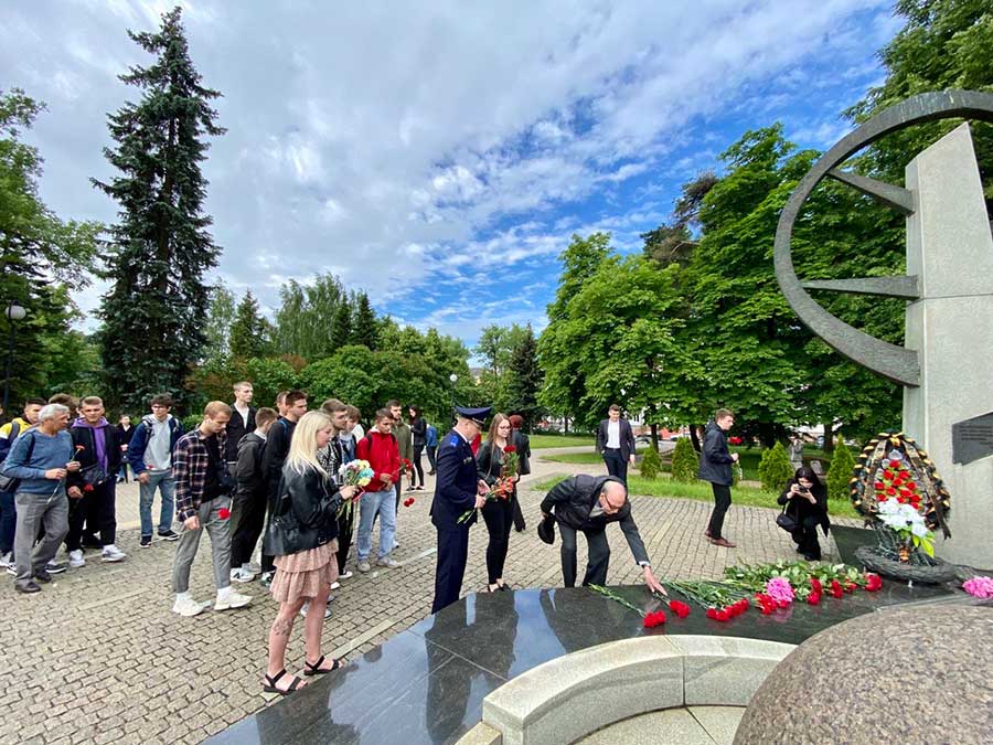 Профсоюз МТЗ возложил цветы в память о погибших в Беларуси воинах-казахстанцах