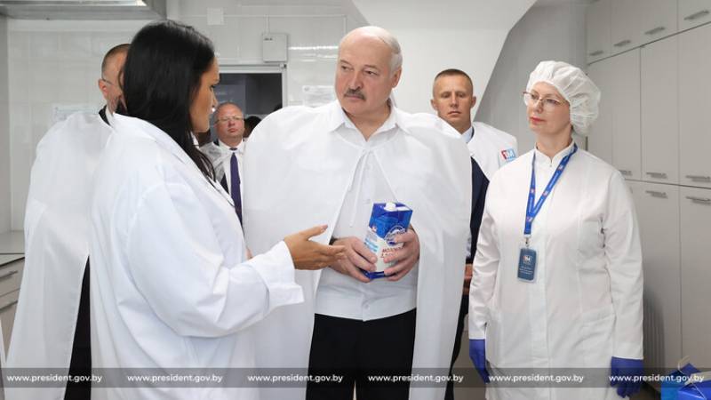 Президент Беларуси Александр Лукашенко 12 августа посетил ОАО "Минский молочный завод №1" - управляющая компания холдинга "Первый молочный".