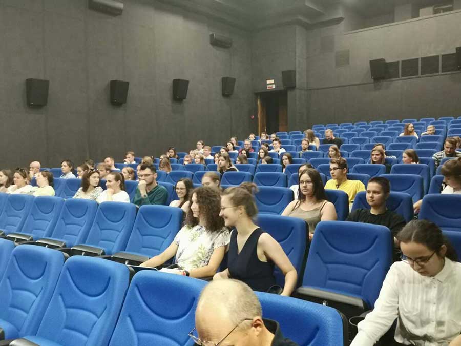 Более 120 молодых специалистов в области здравоохранения, образования, культуры и спорта собрал сегодня на диалоговую площадку кинотеатр "Мир"