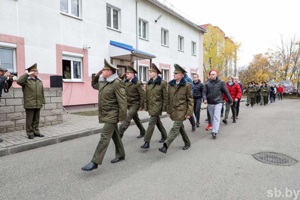 В военном комиссариате города Минска состоялась торжественная отправка призывников на срочную военную службу