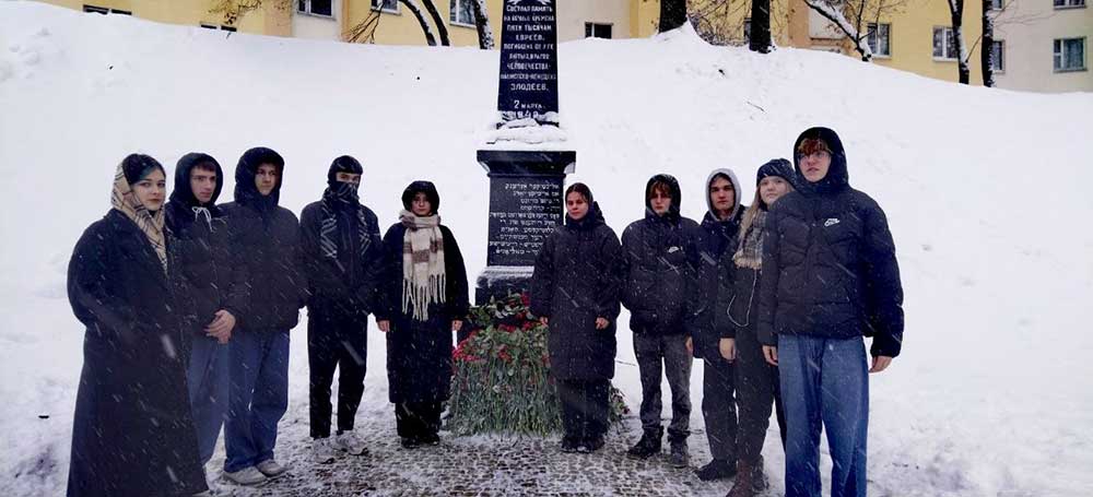 09.12.2022 в Международный день памяти жертв геноцида учающиеся филиала БНТУ «Минский государственный архитектурно-строительный колледж» посетили мемориальный комплекс «Яма»