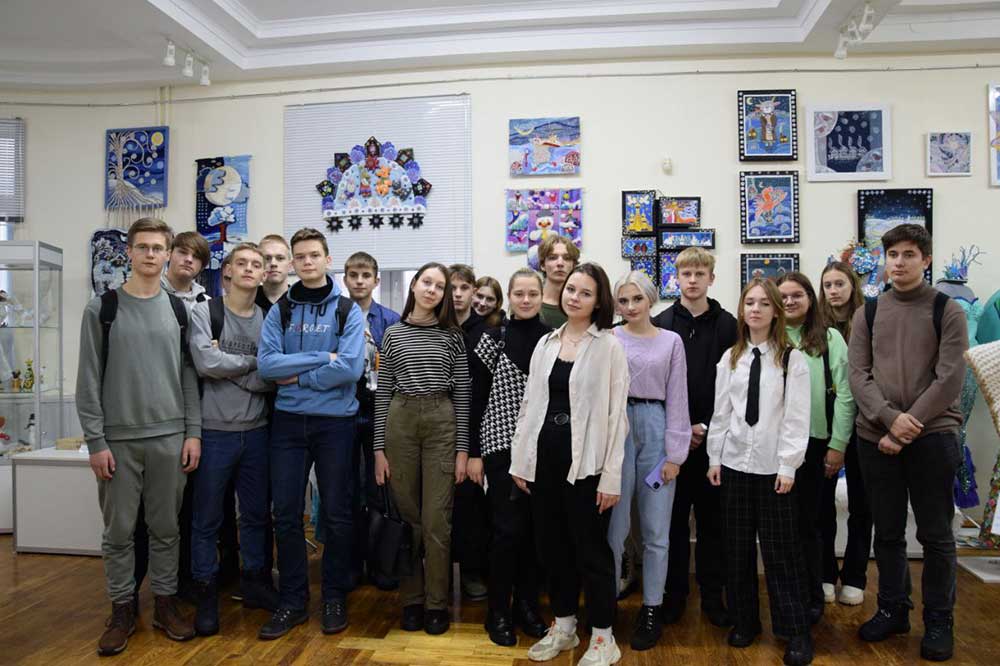 9 декабря 2022 года учащиеся филиала БНТУ МГАСК были приглашены на XXVI Республиканскую выставку-конкурс декоративно-прикладного искусства «Калядная зорка»